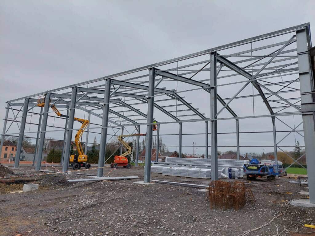 Charpente acier ModuHall par ModuHome de grande largeur avec portiques successifs.