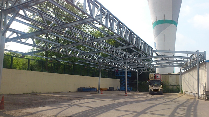 Structure métallique ModuHome de grande portée installée dans un environnement industriel.