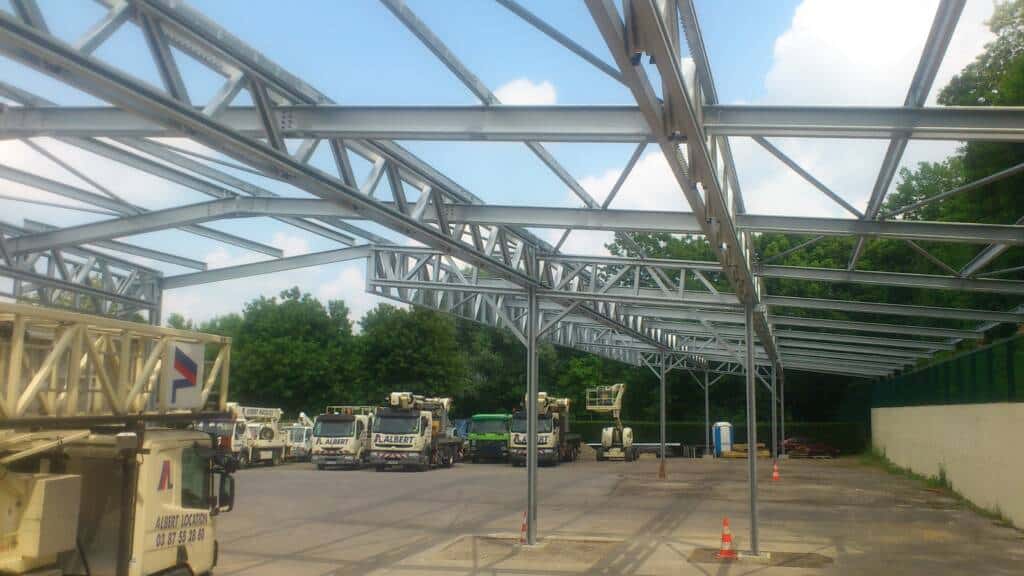 Montage d’une charpente légère en acier ModuHome avec treillis structurels.