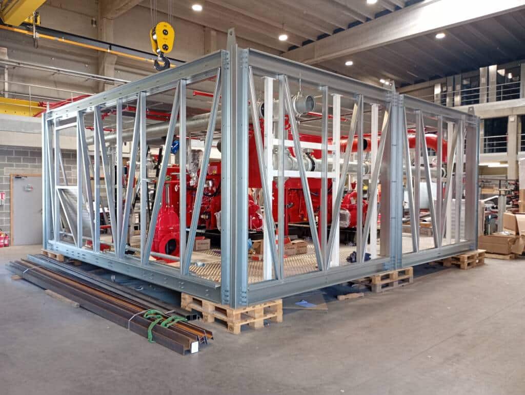 Module technique ModuHome en ossature métallique avec équipements moteurs de pompes intégrés.