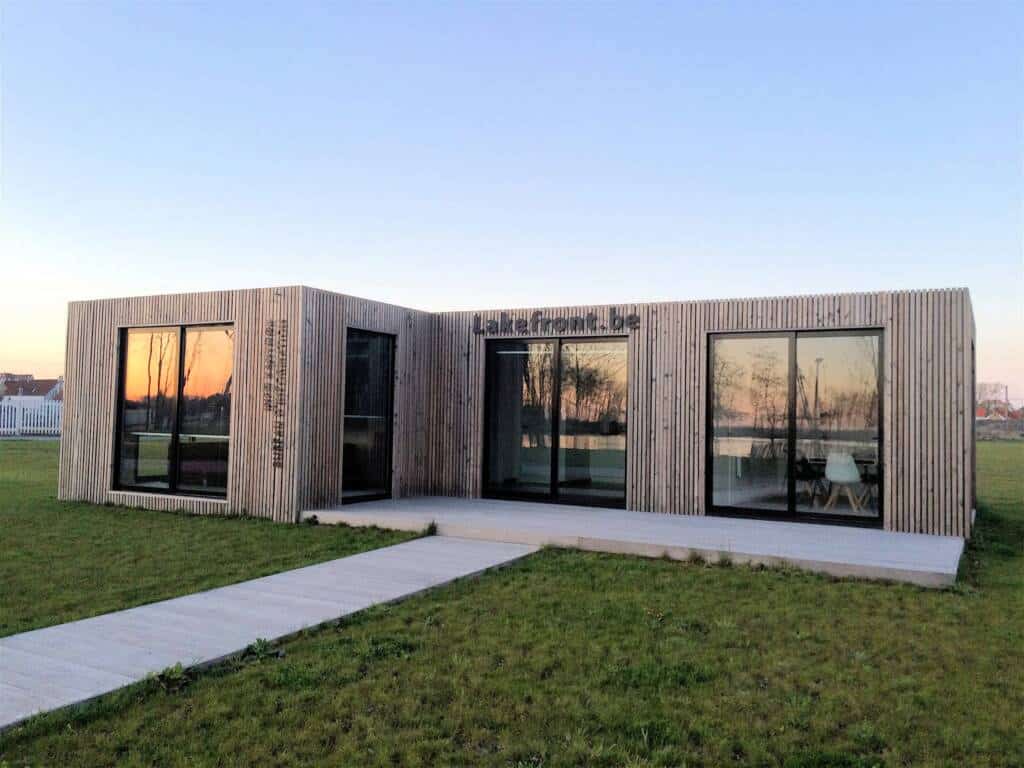 Modules ModuHome pour comptoir de ventes avec bardage bois et grandes baies vitrées.