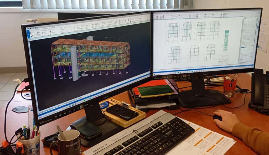 Poste de travail ModuHome affichant des calculs structurels et une modélisation 3D en acier