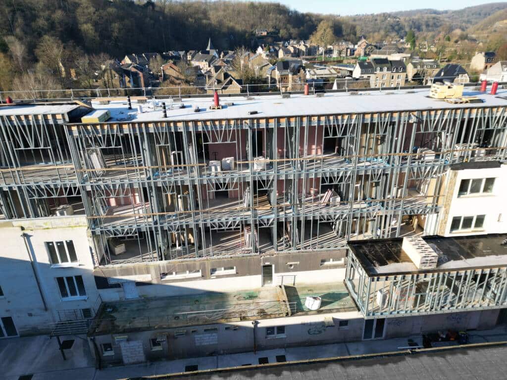 Bâtiment en ossature métallique ModuHome en cours de montage, vue aérienne.