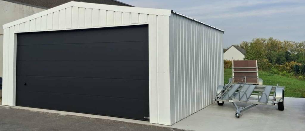 Garage ModuHome en acier léger avec grande porte sectionnelle noire.