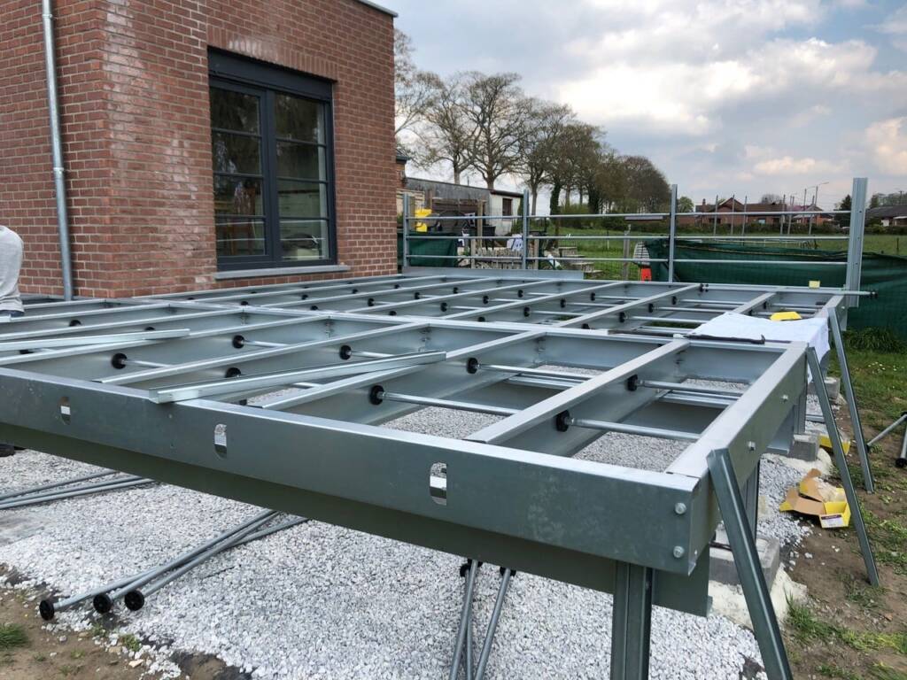 Plancher ModuHome pour terrasse en ossature métallique légère attenant à une maison.