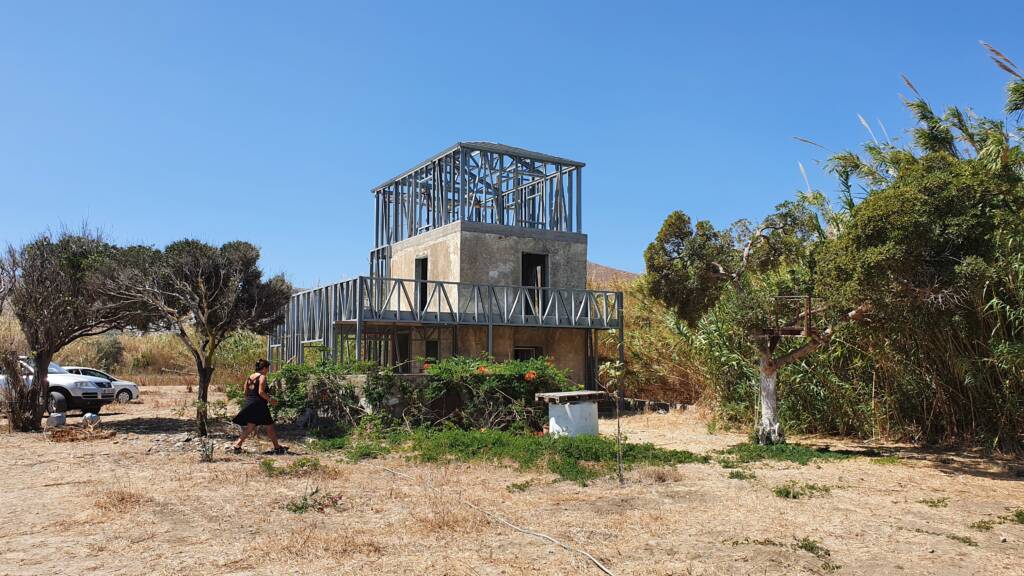 Rehausse et extension de maison en ossature métallique ModuHome en cours de montage sur terrain naturel