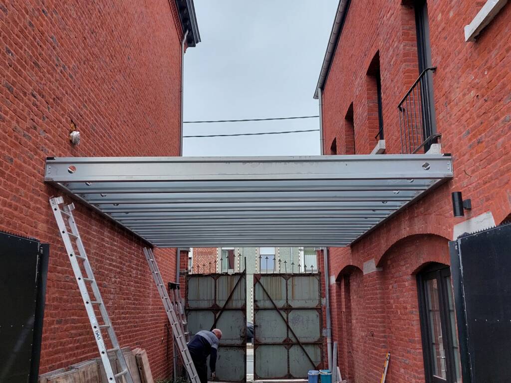 Extension ModuHome en ossature métallique légère reliant deux bâtiments.