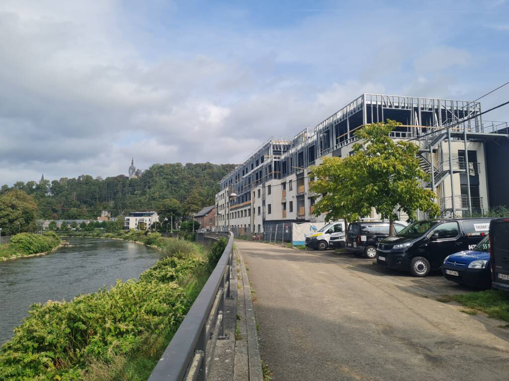 Bâtiment moderne en ossature métallique ModuHome le long d’une rivière.