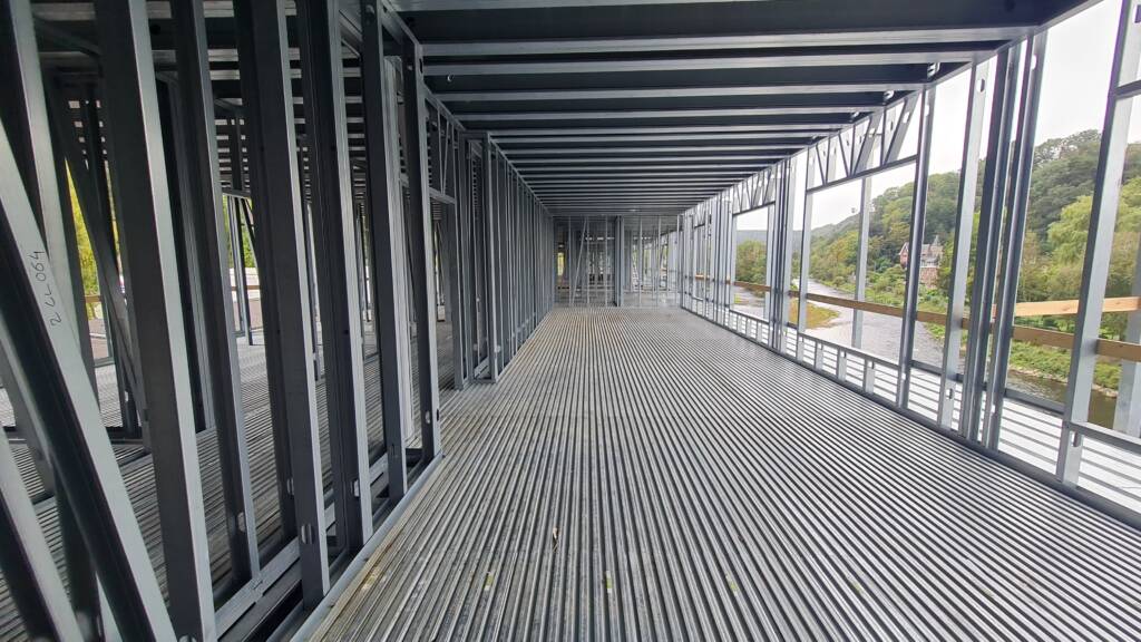 Couloir ou passerelle intérieure en ossature métallique ModuHome.