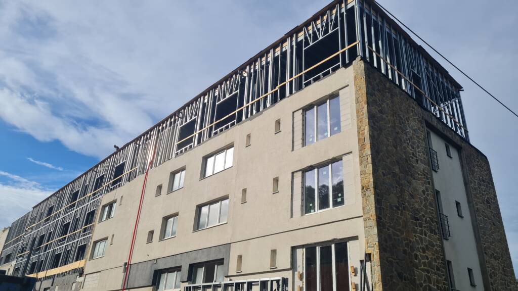 Immeuble existant avec rehausse ModuHome en ossature métallique légère.