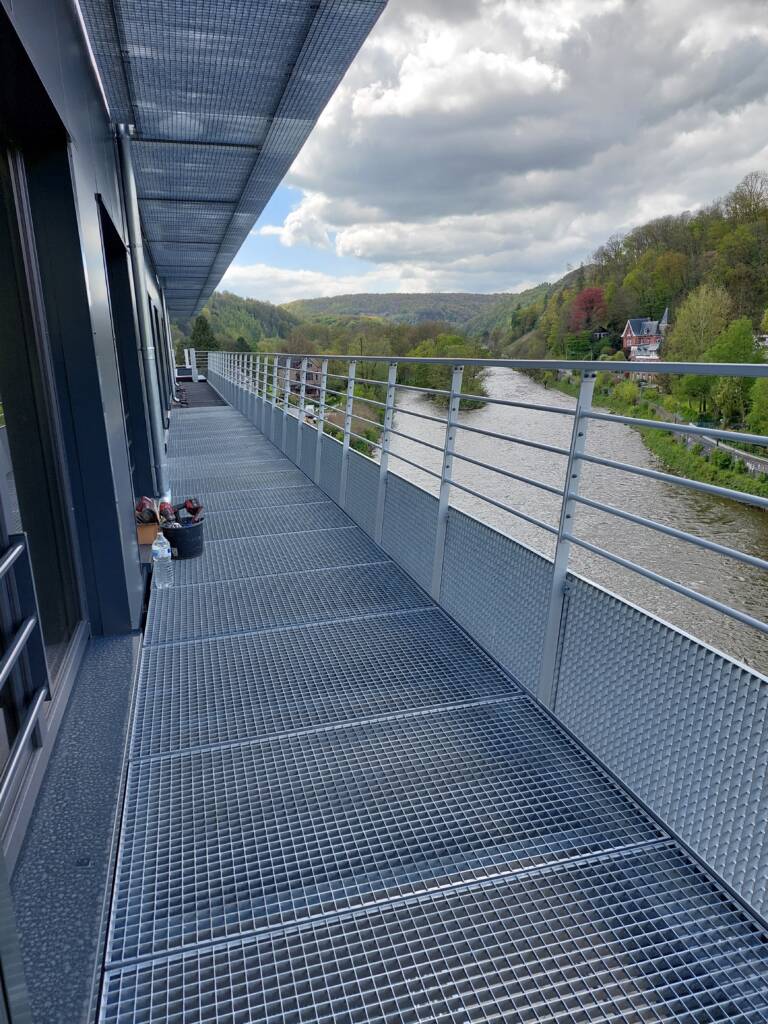 Passerelle extérieure en acier léger ModuHome fixée en façade.