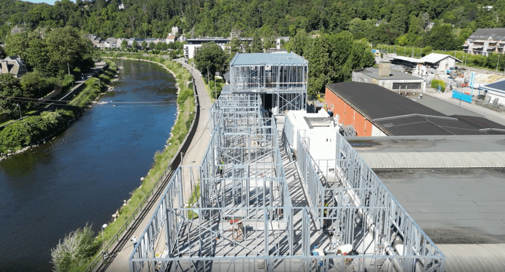 Ossature pour bâtiment moderne avec toiture plate en profilés CFS ModuHome.