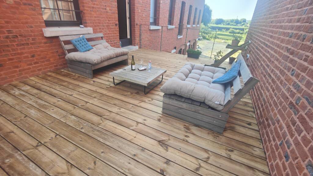 Terrasse en bois installée sur ossature métallique ModuHome.