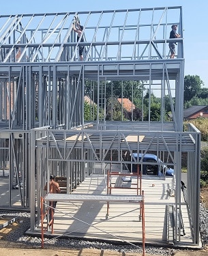 Montage d’une ossature métallique ModuHome avec planchers et murs porteurs CFS.