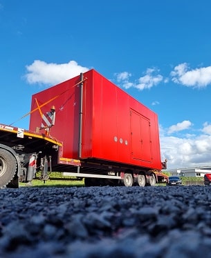 Transport d’un module préfabriqué ModuHome sur camion.