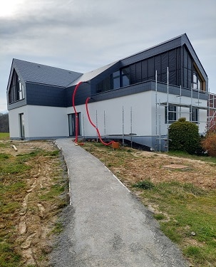 Maison contemporaine ModuHome en ossature métallique avec bardage gris clair.