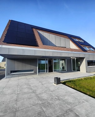 Maison moderne ModuHome avec bardage Eternit et grandes baies vitrées.