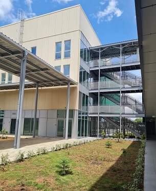 Bâtiment ModuHome avec coursives, escaliers et garde corps.