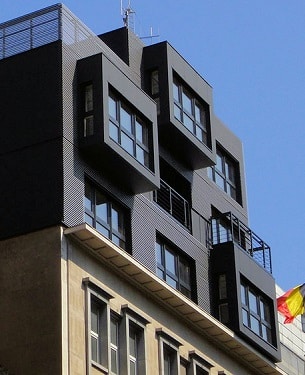 Immeuble contemporain ModuHome avec façade noire et volumes en ossature métallique