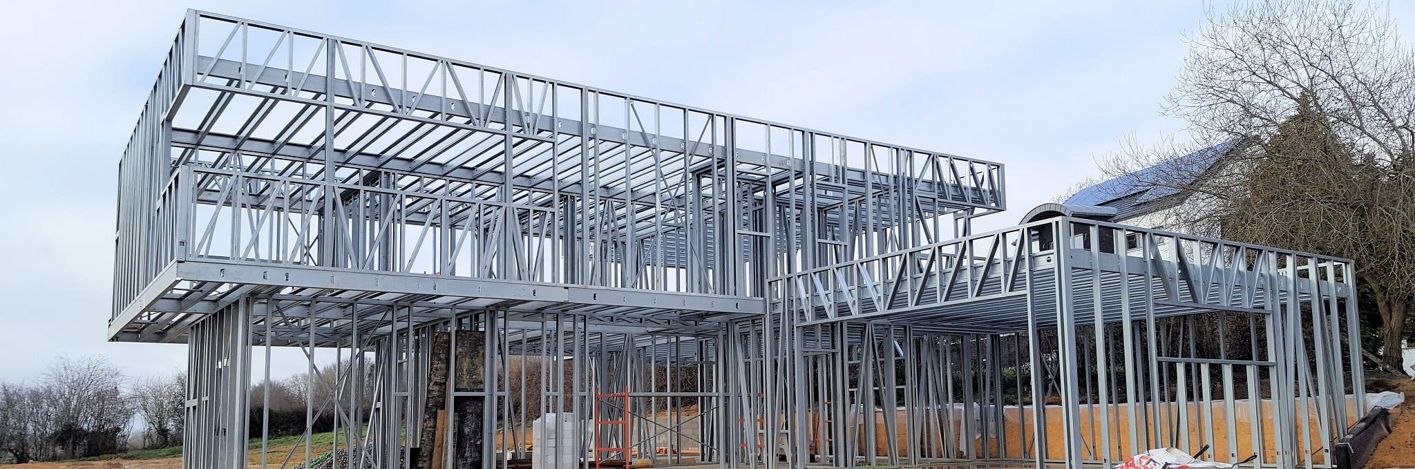 Ossature métallique ModuHome en cours d’assemblage pour villa résidentielle contemporaine.