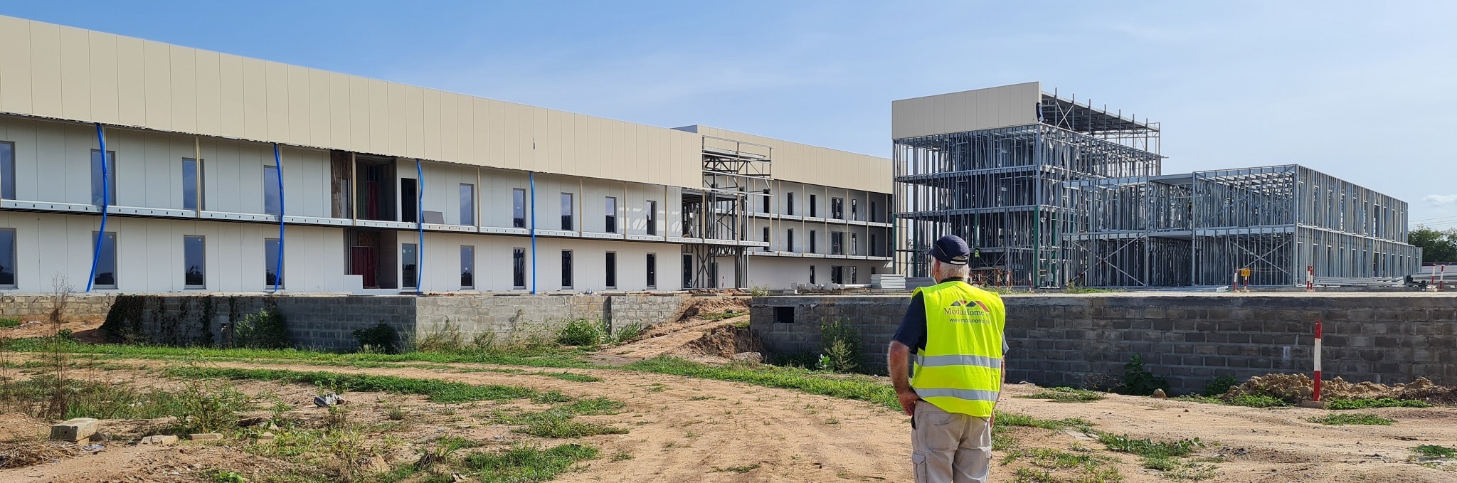 Chantier ModuHome exportation avec montage d’une grande ossature métallique en profilés CFS.