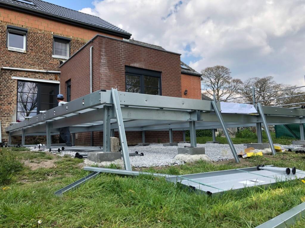 Structure acier ModuHome pour extension ou terrasse en cours d’assemblage.