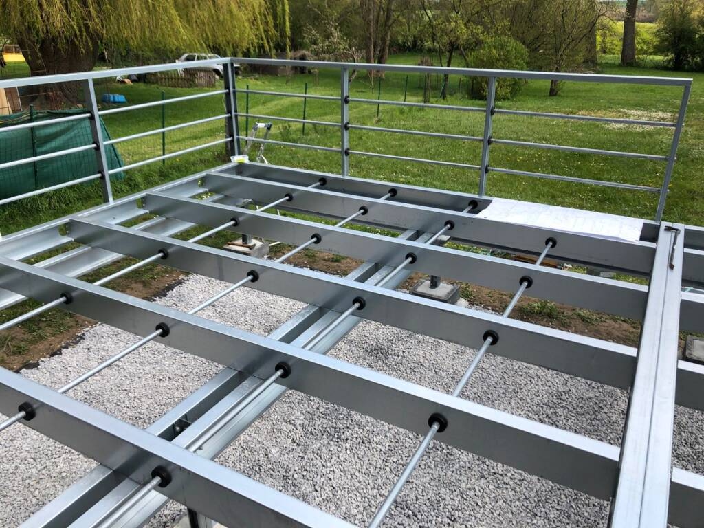 Ossature de terrasse ModuHome en acier léger montée sur pilotis.