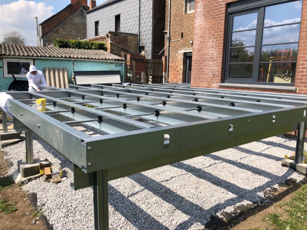 Plateforme ModuHome en ossature métallique avec poteaux acier.