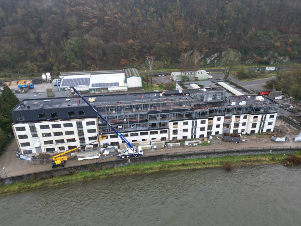Vue aérienne d’un bâtiment au bord de l’eau équipé d’extensions en ossature métallique ModuHome.